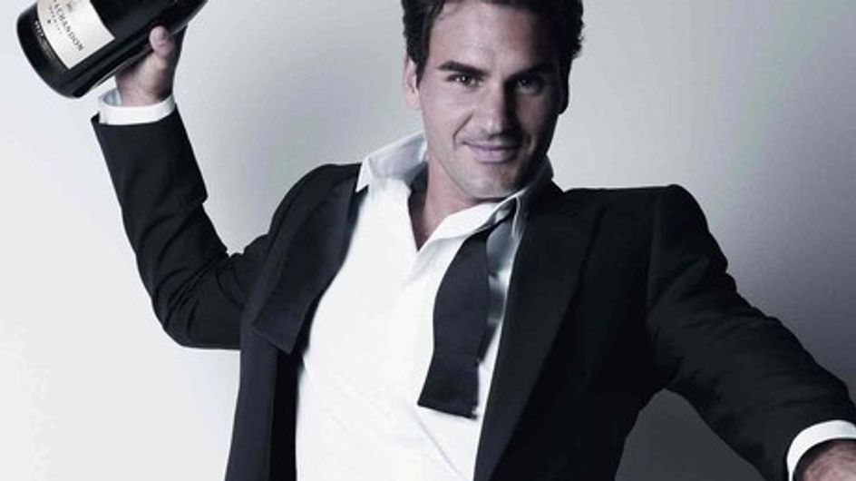 Roger Federer brinda con champán