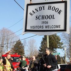 Asesinados 20 niños y 7 adultos en un tiroteo en un colegio en Connecticut