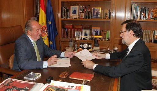 El rey Don Juan Carlos entrega su abdicación a Mariano Rajoy