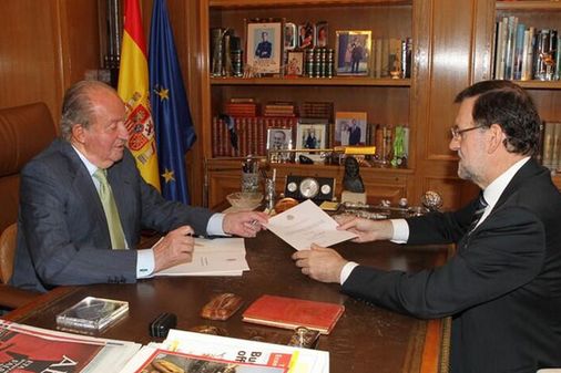 El rey Don Juan Carlos entrega su abdicación a Mariano Rajoy