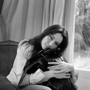 Tommy Hilfiger y Carla Bruni se asocian contra el cáncer
