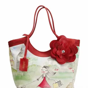 Juli Ju diseña un bolso en exclusiva para L'Oréal Paris