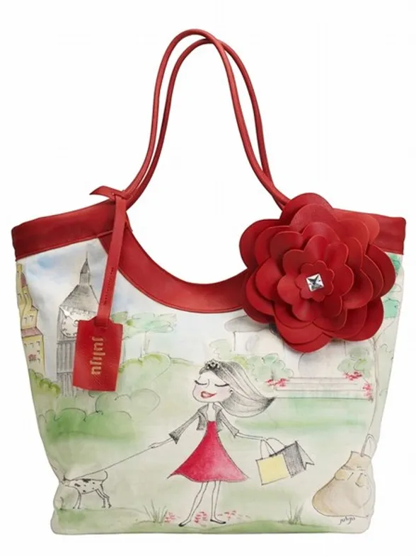 Juli Ju diseña un bolso en exclusiva para L'Oréal Paris