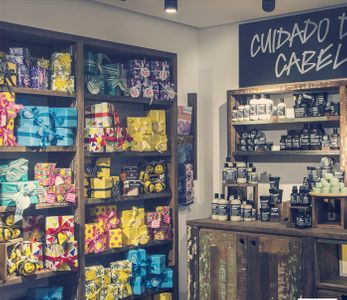 Lush inaugura loja e spa no Brasil