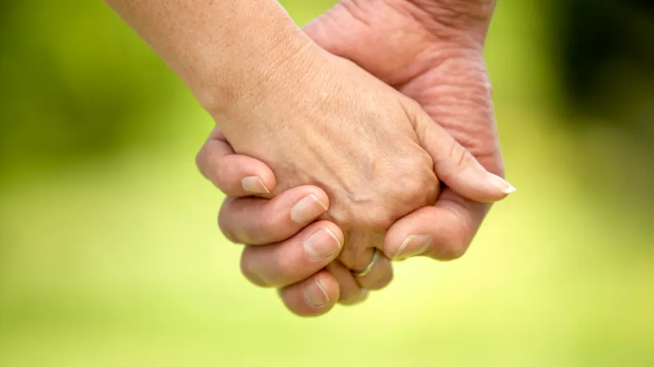 Amoureux, une femme et son ex-beau-fils bataillent pour avoir le droit de se marier