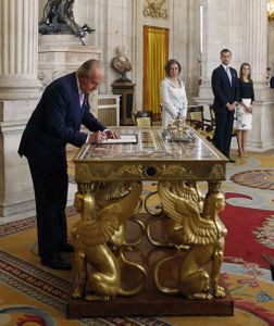 Don Juan Carlos firmando su abdicación