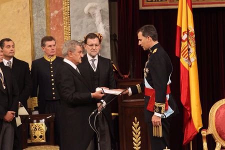 El monarca jurando su cargo