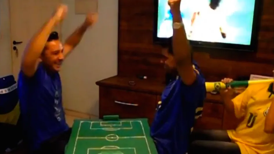 Ce Brésilien a trouvé le moyen de faire vivre à son ami aveugle et sourd les matchs de foot comme s'il y était (Vidéo)