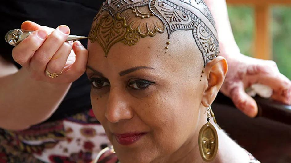 Kankerpatiënten laten hun hoofd versieren met henna