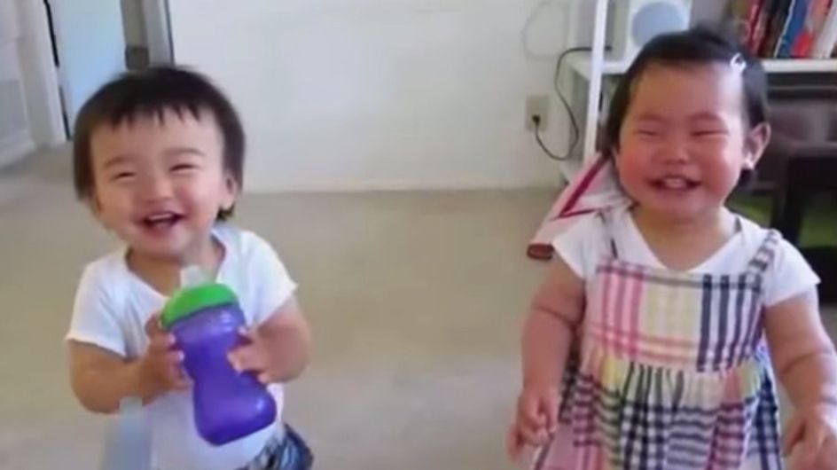 Dieses Geschwisterpärchen lacht so ansteckend, dass man einfach mitlachen muss!
