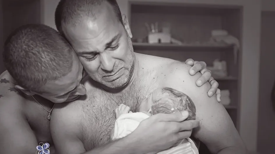 L'émouvante première rencontre entre un bébé et ses deux papas (Photos)