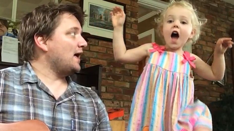Dieses kleine Mädchen singt sich die Seele aus dem Leib - und Papa ist sooo stolz!