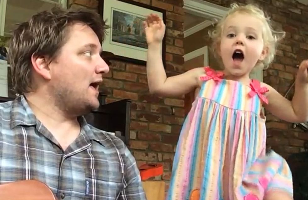 Dieses kleine Mädchen singt sich die Seele aus dem Leib - und Papa ist sooo stolz!
