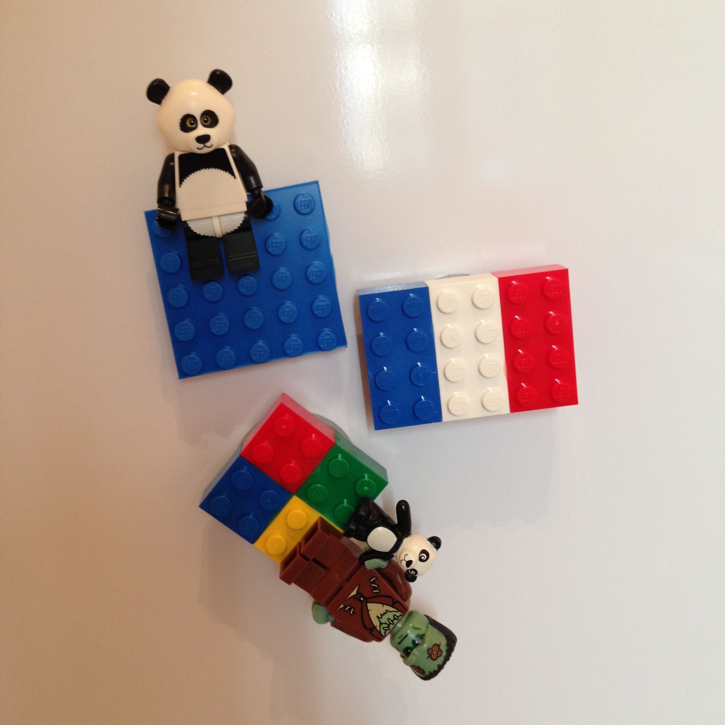Les casse-têtes Lego, Voici une activité simple pour s'amuser avec des  blocs Lego. Les enfant pratiqueront: - la motricité fine 🧩 - l'association  des couleurs 🎨 À vous de