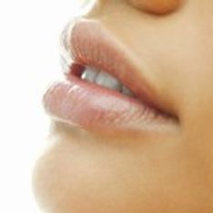Choosing and applying lip gloss