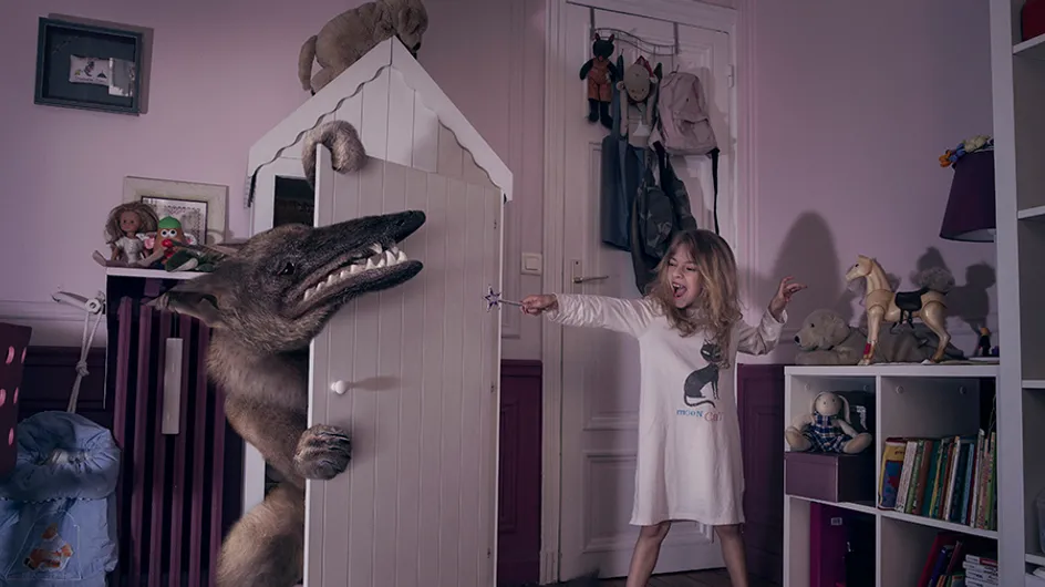 Una genial sesión fotográfica muestra a 6 niños luchando contra los monstruos de sus dormitorios