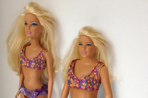De oorspronkelijke barbie en haar realistische versie