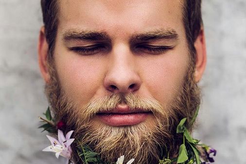 Flores en la barba, ¿en serio?