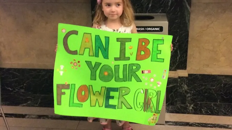 "Puis-je être votre demoiselle d'honneur ?" : A 4 ans, elle parcourt New York avec cette pancarte pour réaliser son rêve