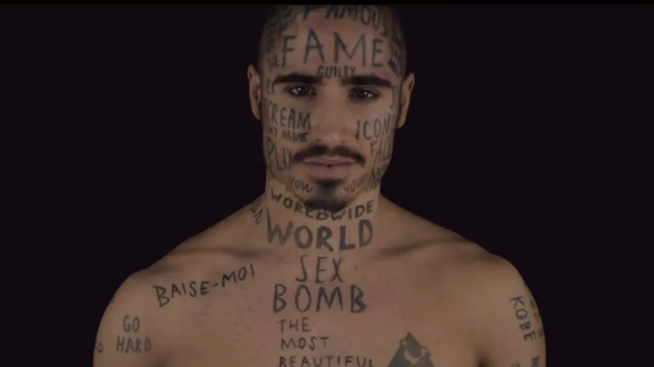 Pour devenir célèbre, un mannequin se tatoue des mots au hasard sur le corps et le visage (Vidéo)