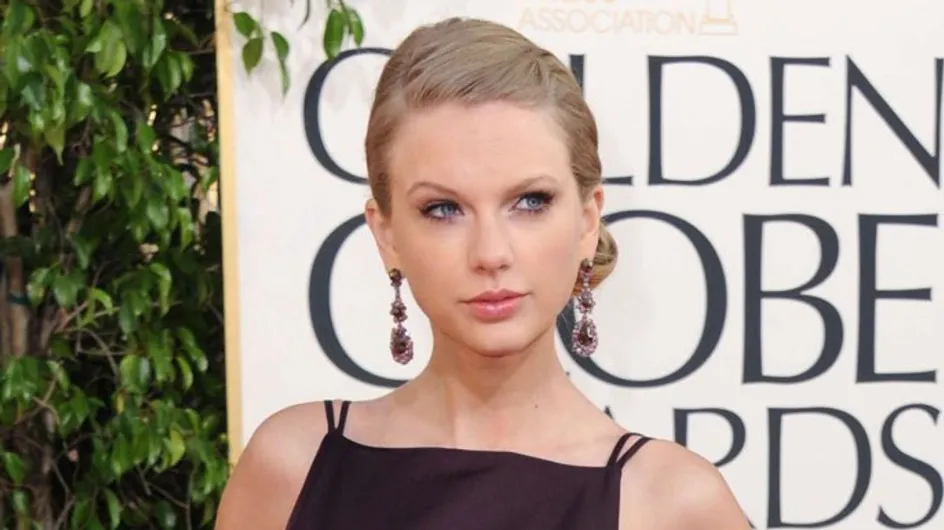 Taylor Swift accidentally flashes her boob in revealing Golden Globes dress