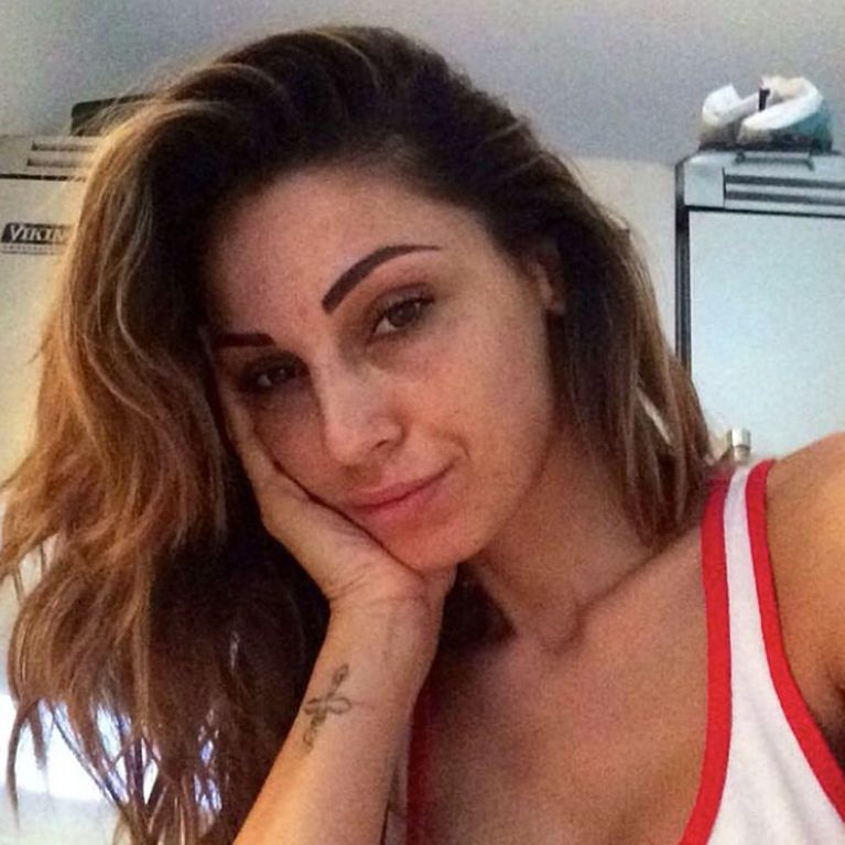 Anna Tatangelo pubblica dei selfie su Instagram e viene insultata!