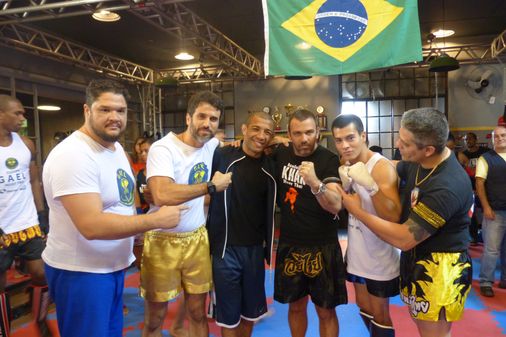 Muay Thai na academia de Gael