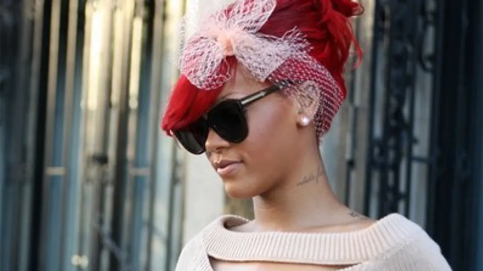 Rihanna accro à ses cheveux rouges