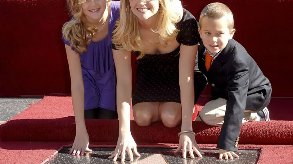 Reese Witherspoon en famille pour recevoir son étoile