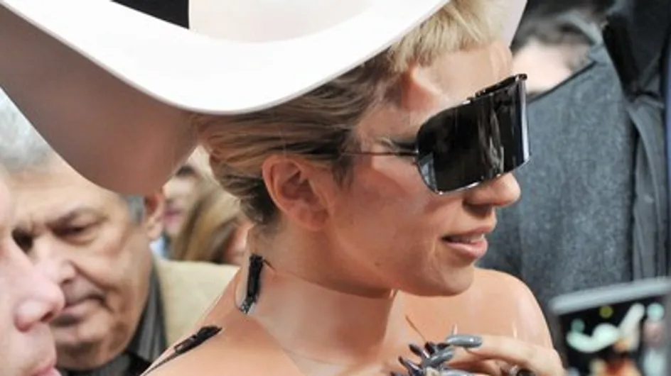 Lady Gaga : après l'oeuf, la robe préservatif