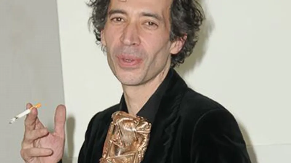 Eric Elmosnino brûle un billet comme Serge Gainsbourg
