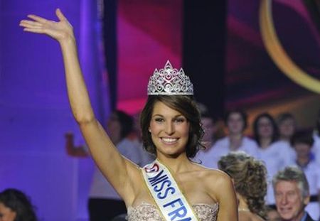 Laury Thilleman en campagne pour le concours de Miss Univers