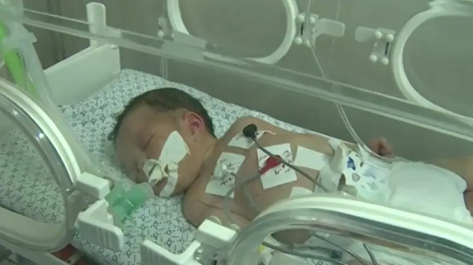 Un bebé sobrevive a un bombardeo en Gaza y a la muerte de su madre