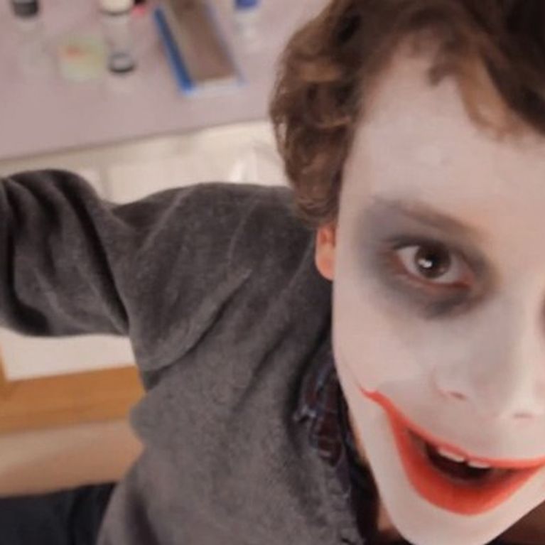 Tutoriel facile Maquillage enfant faire un Joker jeux activité