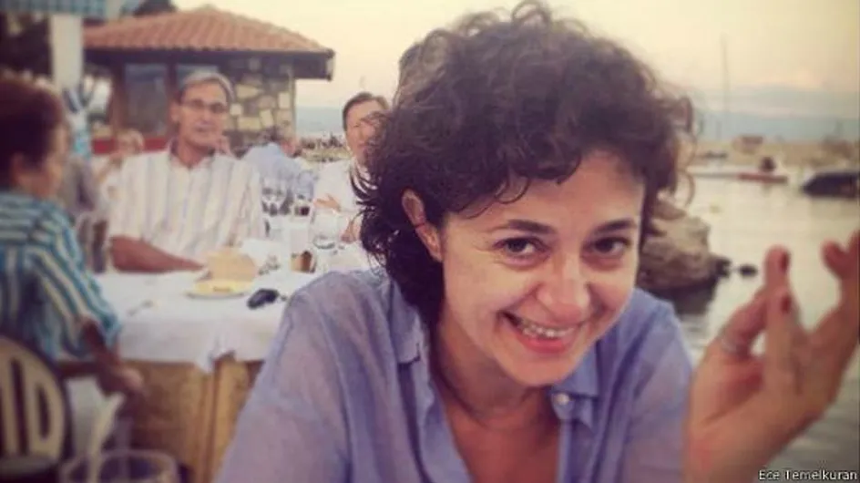 Las mujeres turcas sonríen como protesta a las declaraciones machistas del Gobierno