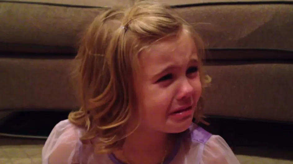 Un vídeo lleno de ternura: una niña llora porque no quiere que su hermano pequeño crezca