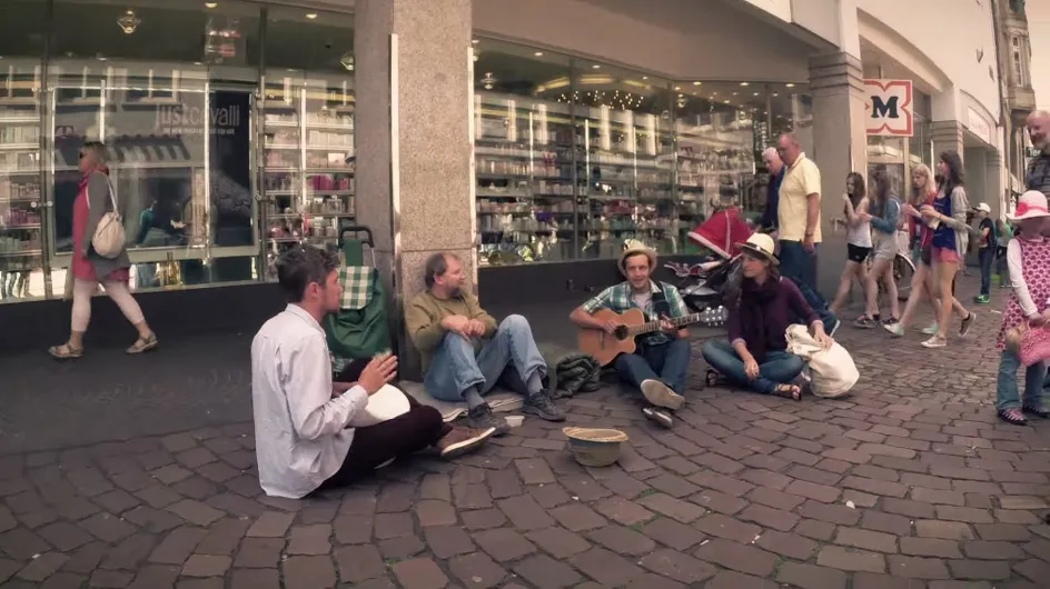 Un vídeo esperanzador: la improvisada canción que sorprendió a un mendigo