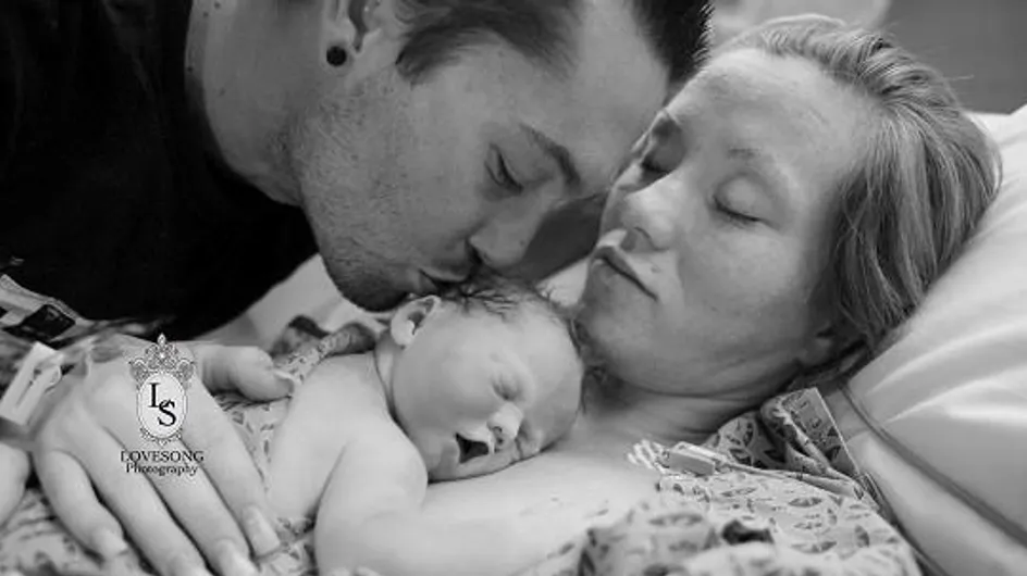 Unos padres hacen una sesión de fotos a su hijo nacido muerto