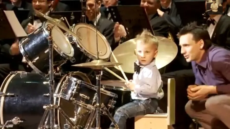Un niño de 3 años toca la batería de forma prodigiosa junto a la orquesta sinfónica de Rusia