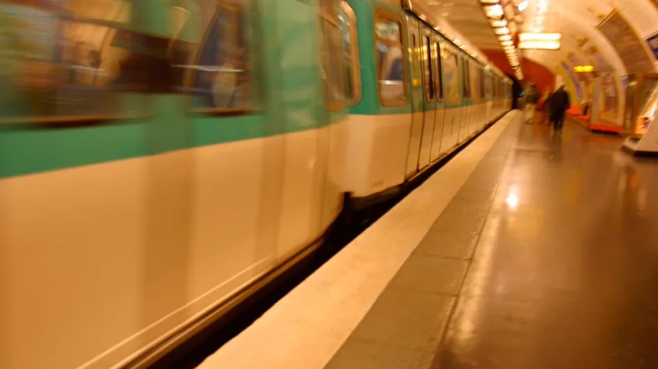 Elle risque sa vie pour sauver son enfant tombé sur les rails du métro (Vidéo)