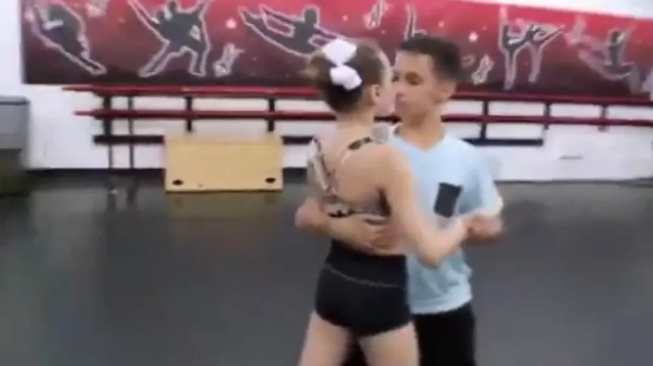 Una niña huye tras ser sorprendida con su primer beso