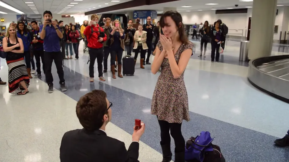 Una pedida de mano llena de ternura: sorprende a su chica en el aeropuerto con canciones románicas