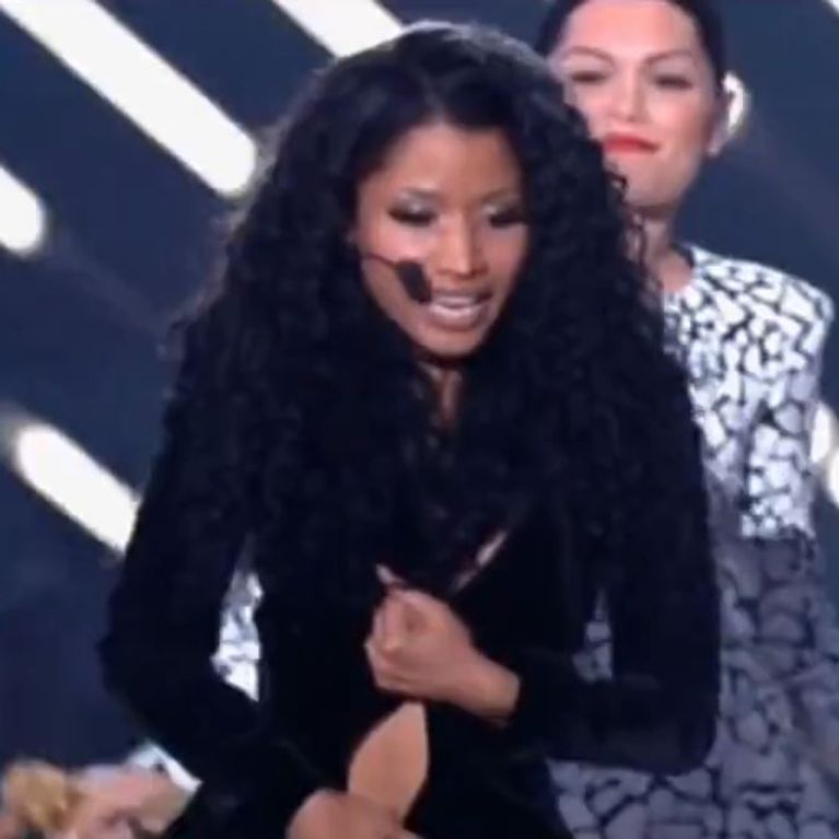 MTV VMA 2014 : Nicki Minaj craque sa robe sur scène (Vidéo)