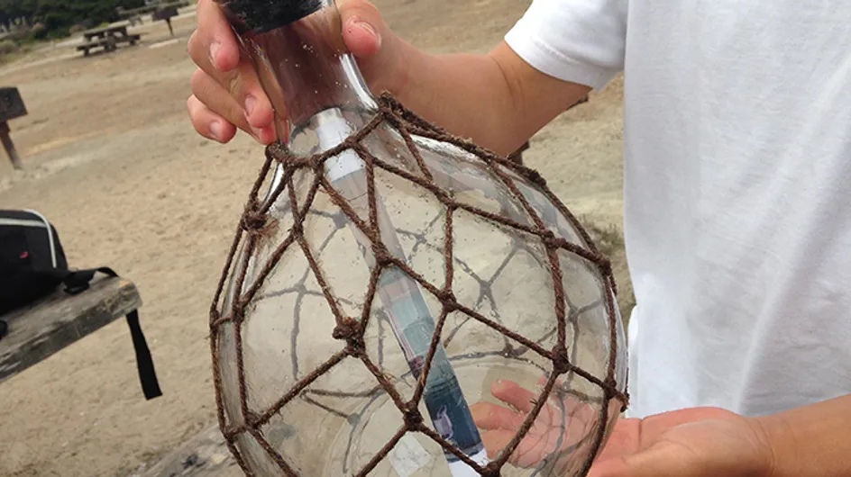 Des amis découvrent un émouvant message dans une bouteille jetée à la mer