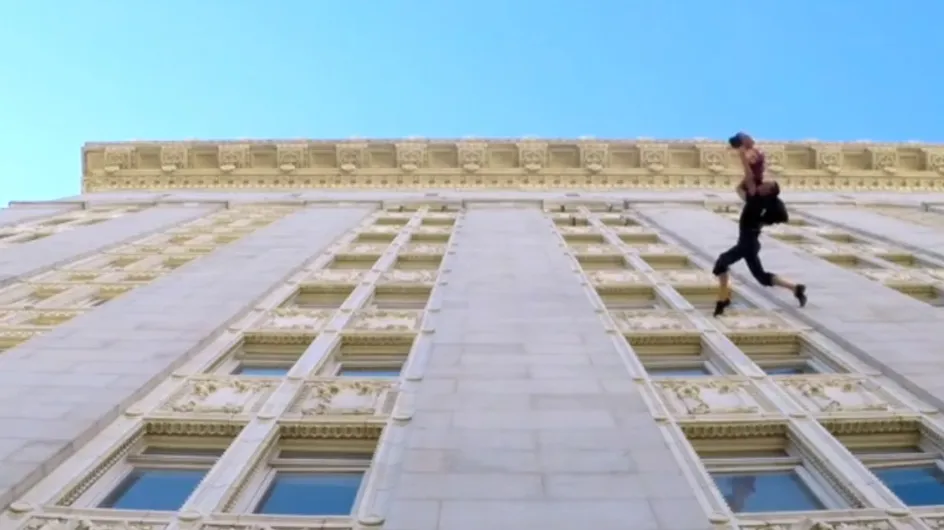 Video/ Danzare sospesi nell'aria sulla facciata di un palazzo