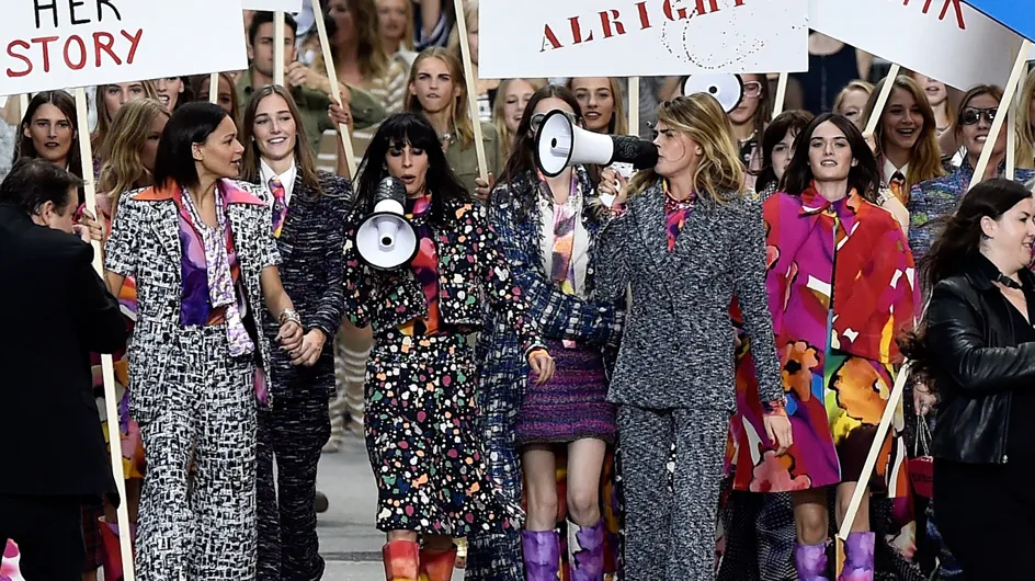 Une manifestation "féministe" pour le défilé Chanel