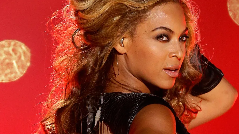Beyoncé dévoile son soutien-gorge sur scène (Vidéo)