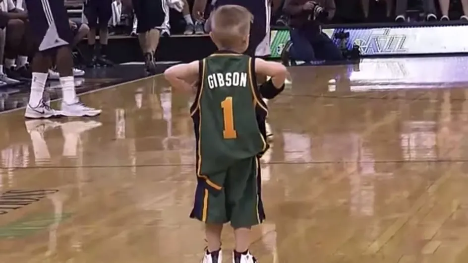 Un vídeo enternecedor: un niño con leucemia cumple su sueño de jugar en la NBA