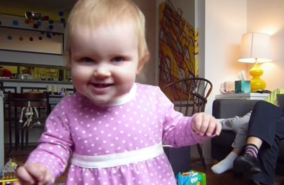 Vom Krabbeln zum Laufen: Wie dieses kleine Mädchen laufen lernt, ist soooooo süß ♥