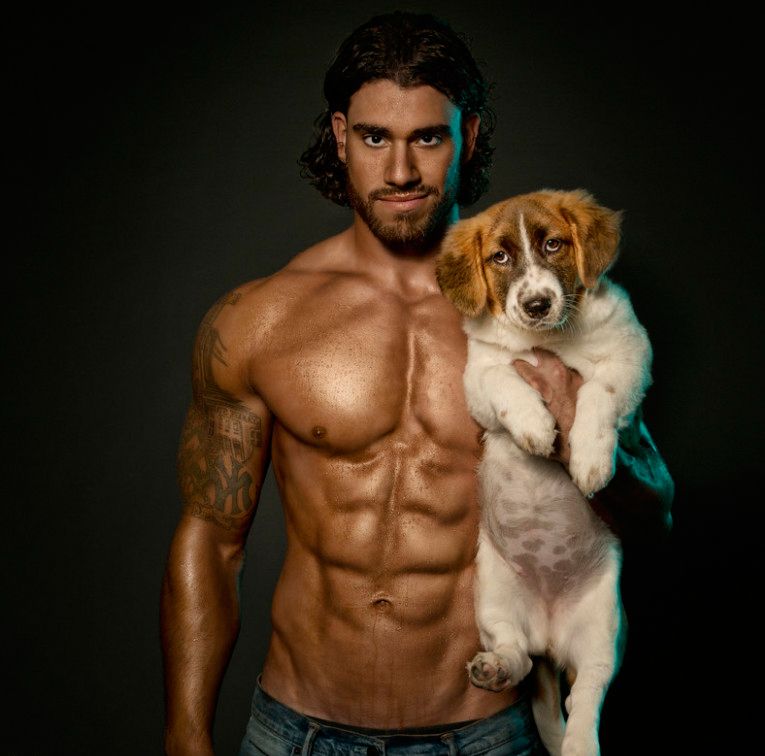 Le calendrier sexy des hommes et des chiens